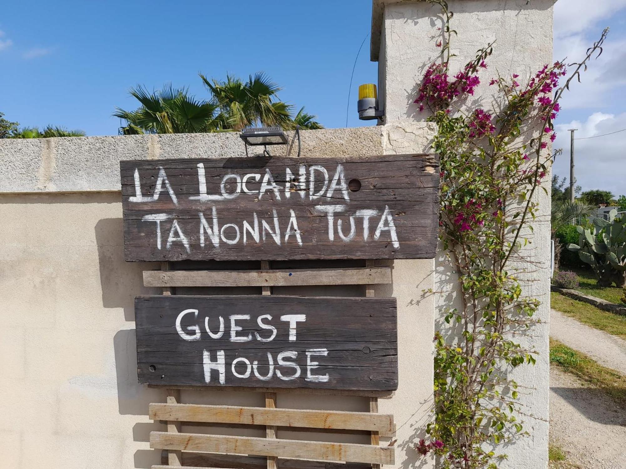 Guest House Parabita Bagian luar foto